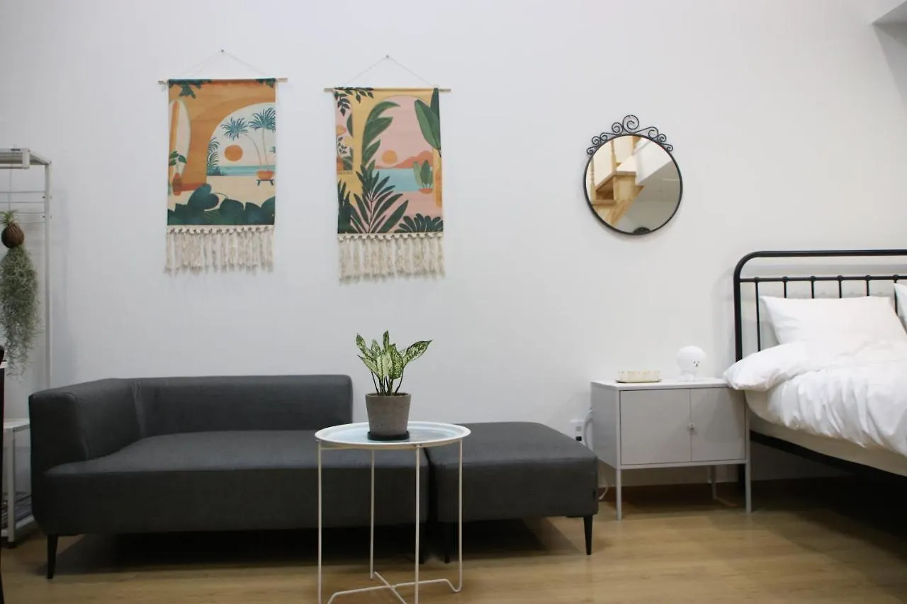 Apartment Hongdae Residence - 1Min From Hongik Uni Station Exit #1 Seoul