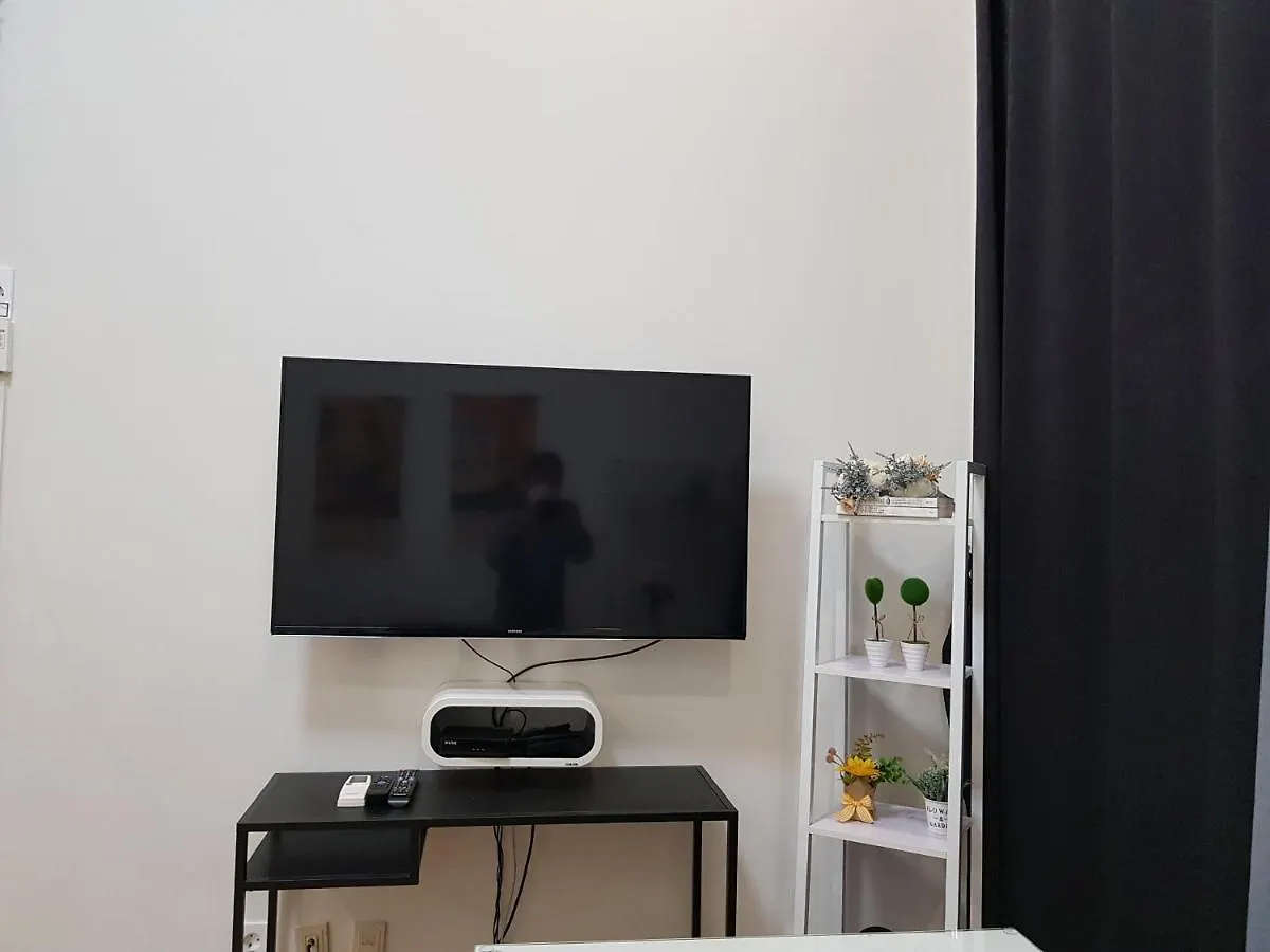 Hongdae Residence - 1Min From Hongik Uni Station Exit #1 Seoul Apartment